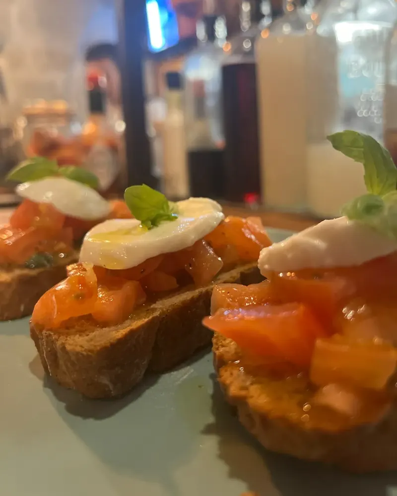 Bruschettas de tomates marinées, mozzarella et basilic frais servies au comptoir du Phantom