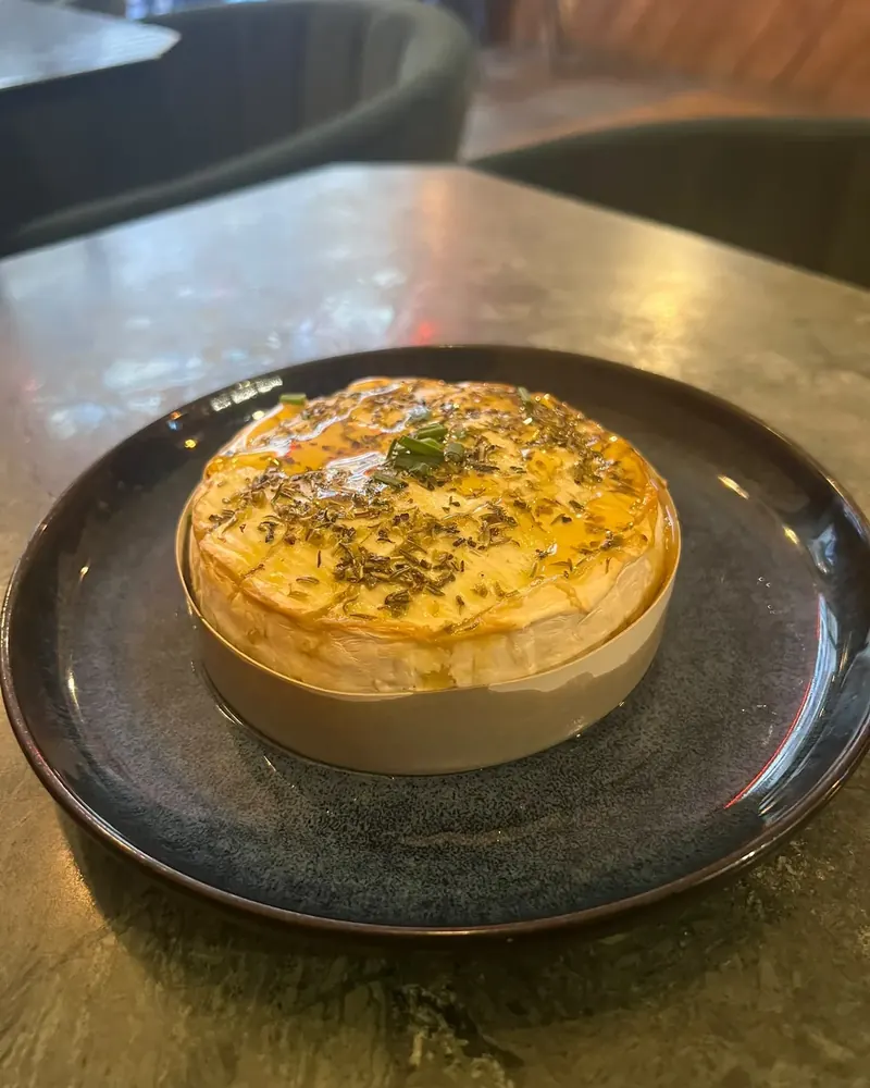 Camembert rôti au miel et au thym, servi entier dans sa boîte