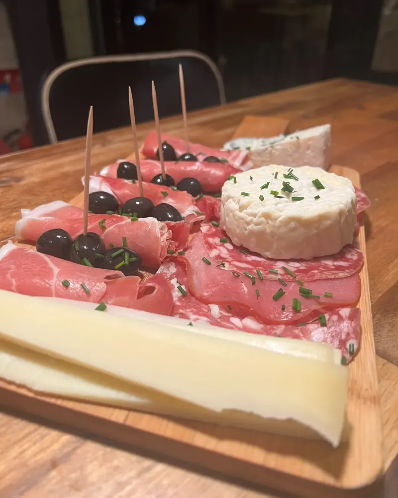 Planche mixte du Phantom : jambon serrano roulé aux olives noires, coppa, rosette, rocamadour, roquefort et comté affiné