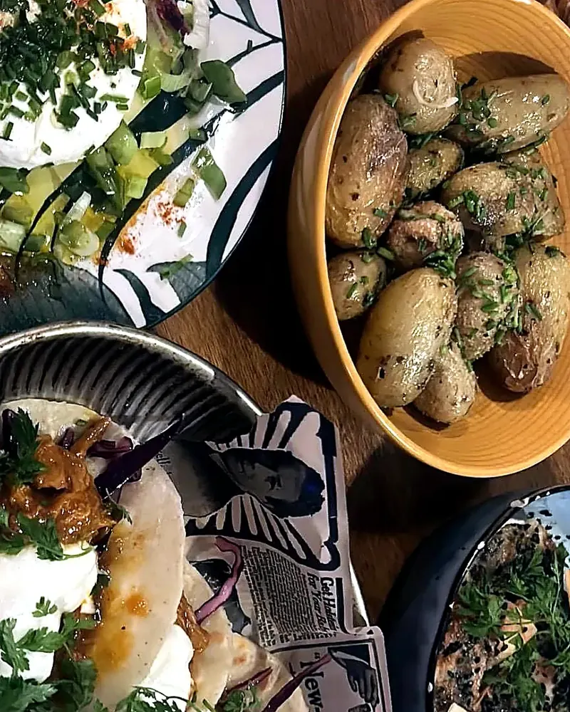 Tapas à partager : pommes de terre grenailles, tacos et assiettes maison
